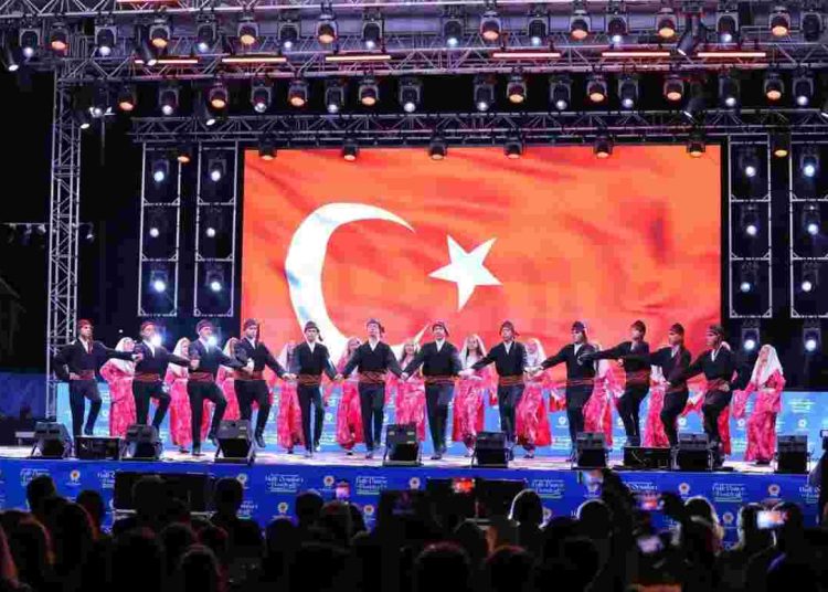36. Uluslararası Samsun Halk Oyunları Festivali coşkuyla başladı