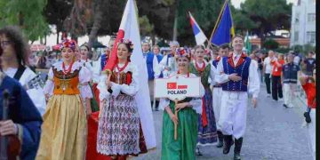 36. Uluslararası Samsun Halk Oyunları Festivali coşkuyla başladı