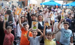 16. Kocaeli Kitap Fuarı’nda Tahir Büyükakın ve kitapseverler
